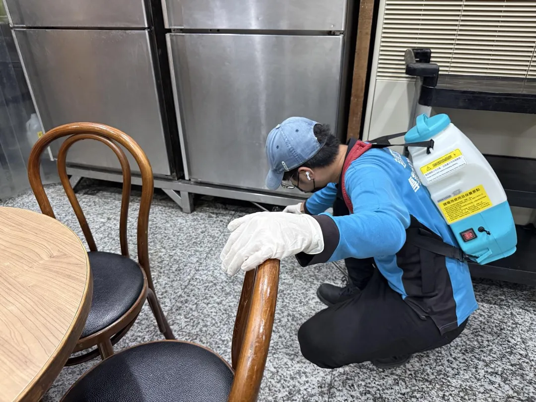 店家請人來清消畫面。(圖/中天新聞)