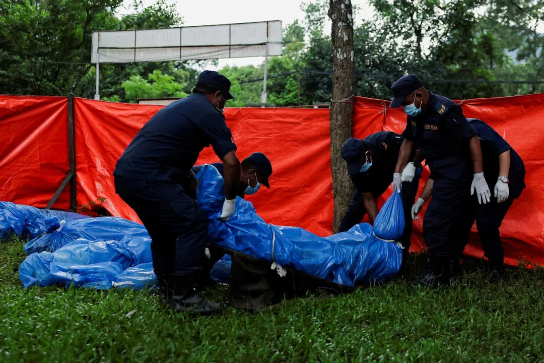 尼泊爾警方28日將遺體集中安置。（圖／路透社）