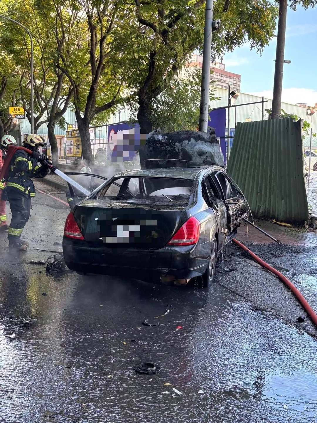 李男自撞後車輛起火，警消到場將火勢撲滅。（圖／新北市消防局提供）