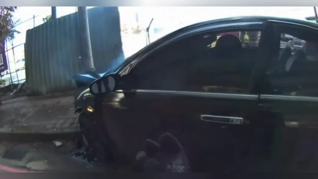 車輛自撞大安路電線桿停下，員警上前準備破窗。（圖／警方提供）