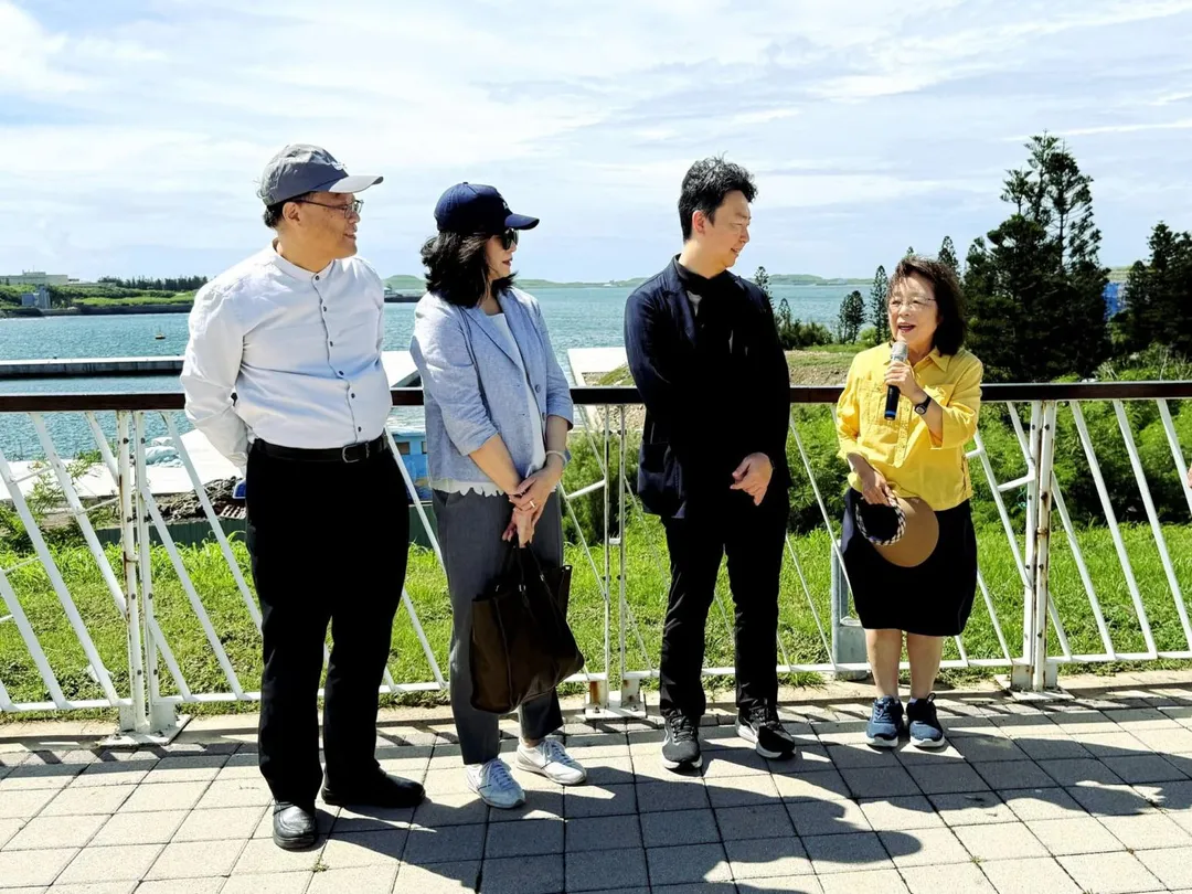 交通部長陳世凱率隊視察澎湖，民進黨澎湖縣長參選人吳淑瑾向他提出3大政策主張。（圖／吳淑瑾臉書）