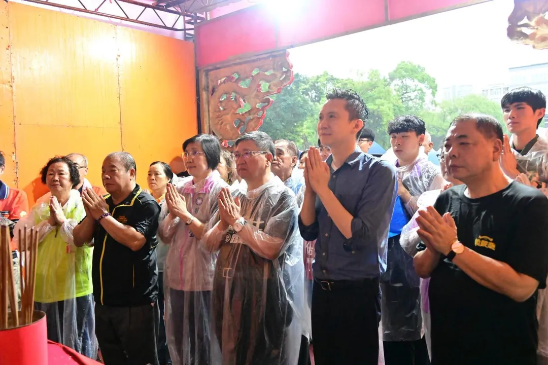義民爺29日駐駕縣府廣場，新竹縣副縣長陳見賢（右起）、竹北市長鄭朝方、新竹縣長楊文科、立委徐欣瑩共同向義民爺祈福。（圖／翻攝楊文科臉書）