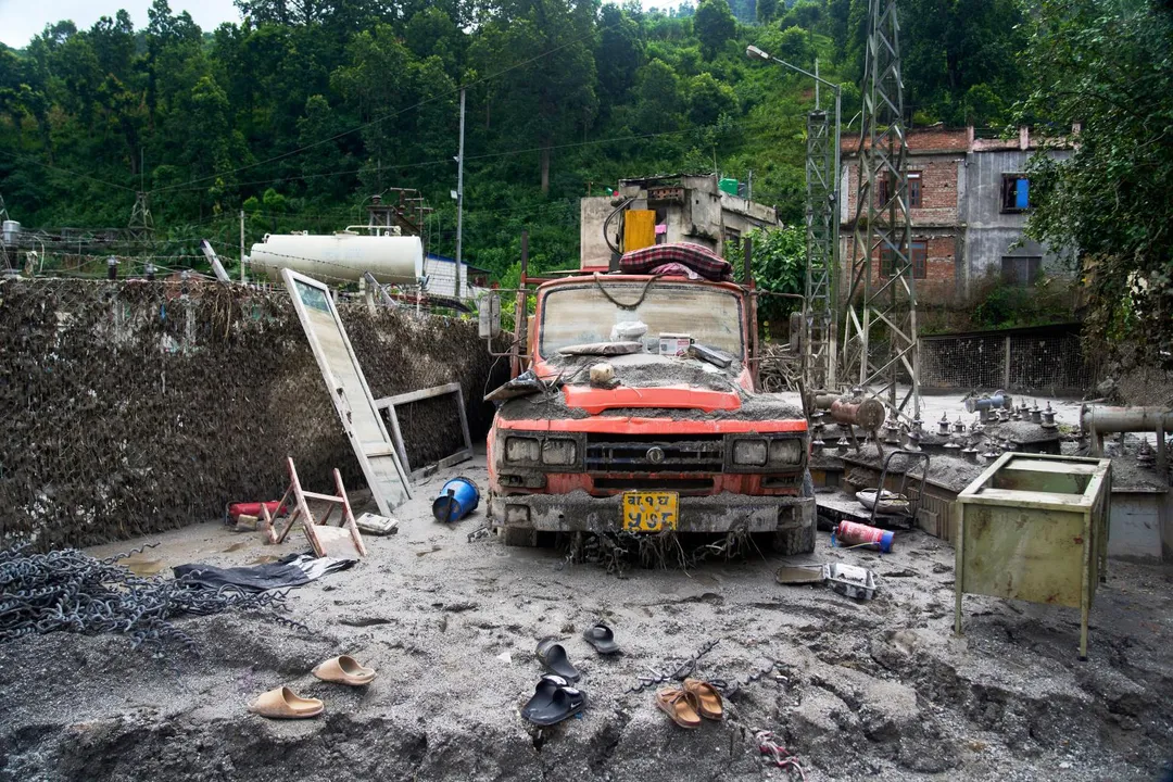 　尼泊爾一處發電廠設備，遭淤泥覆蓋。（圖／美聯社）