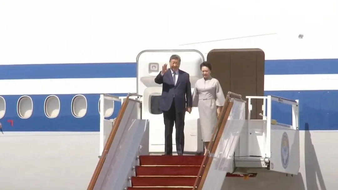 大陸國家主席習近平攜夫人彭麗媛抵吉爾吉斯。(圖/央視)