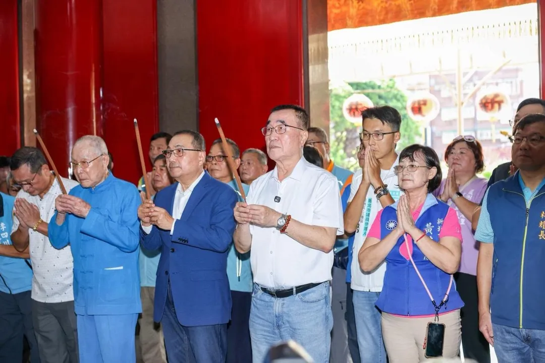 李四川與侯友宜30日一同前往蘆洲慈惠堂參拜。(圖/翻攝李四川臉書)
