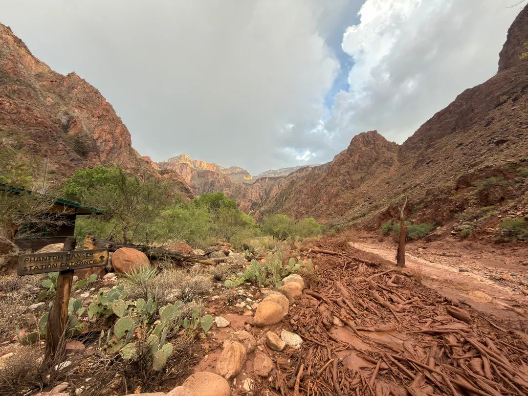 流入科羅拉多河(Colorado River)的明亮天使溪(Bright Angel Creek)昨天下午出現這場大水。(圖/美聯社)
