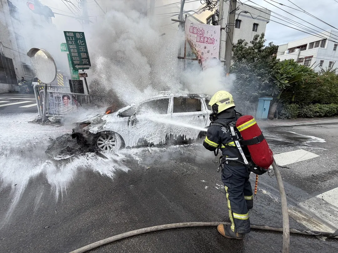 警消到場滅火。(圖/中天新聞)