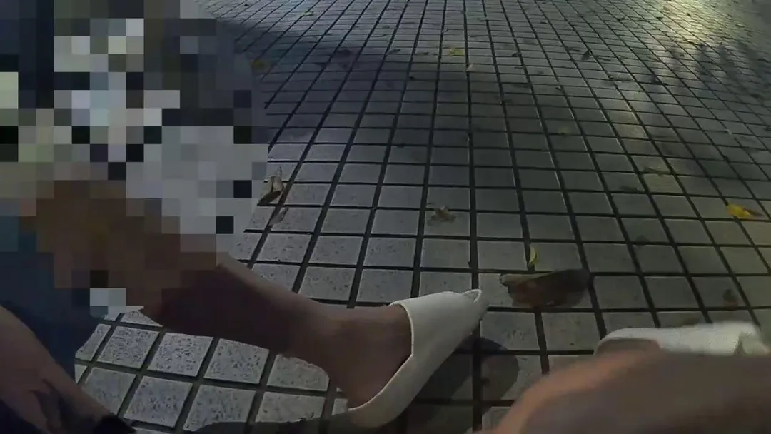 警方趕抵現場處理時，只見孟男已經跌坐地上。（圖／警方提供）