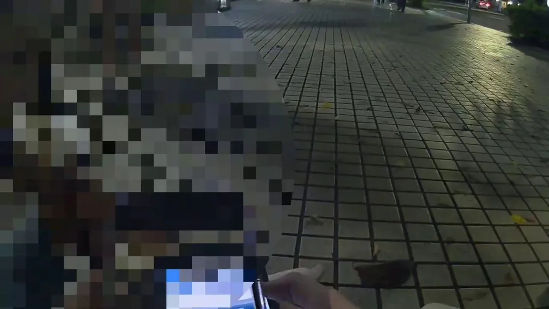 警方趕抵現場處理時，只見孟男已經跌坐地上。（圖／警方提供）