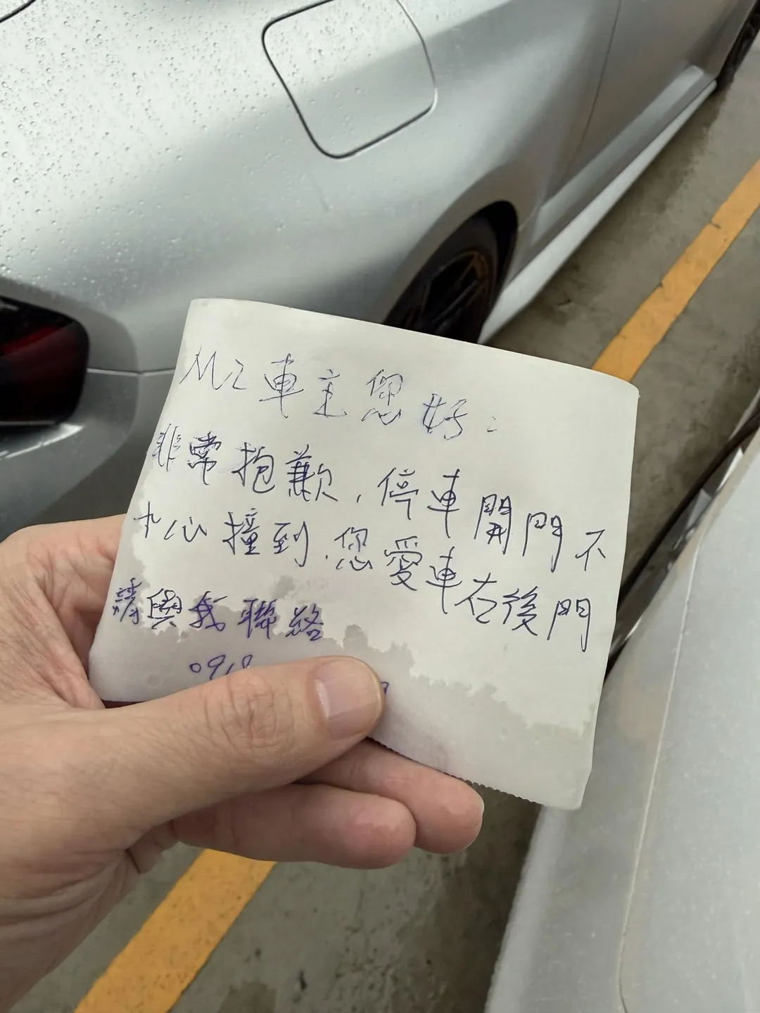 春風的愛車近日遭擦撞碰壞車身，肇事者留有電話的紙條承諾會賠償。（圖／翻攝春風的Threads）