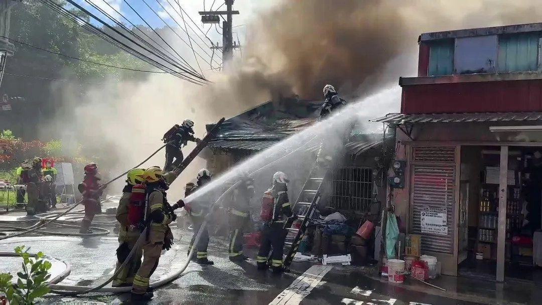 消防局接獲通報後出動20輛消防車與40名消防人員趕赴現場展開灌救。（圖／中天新聞）