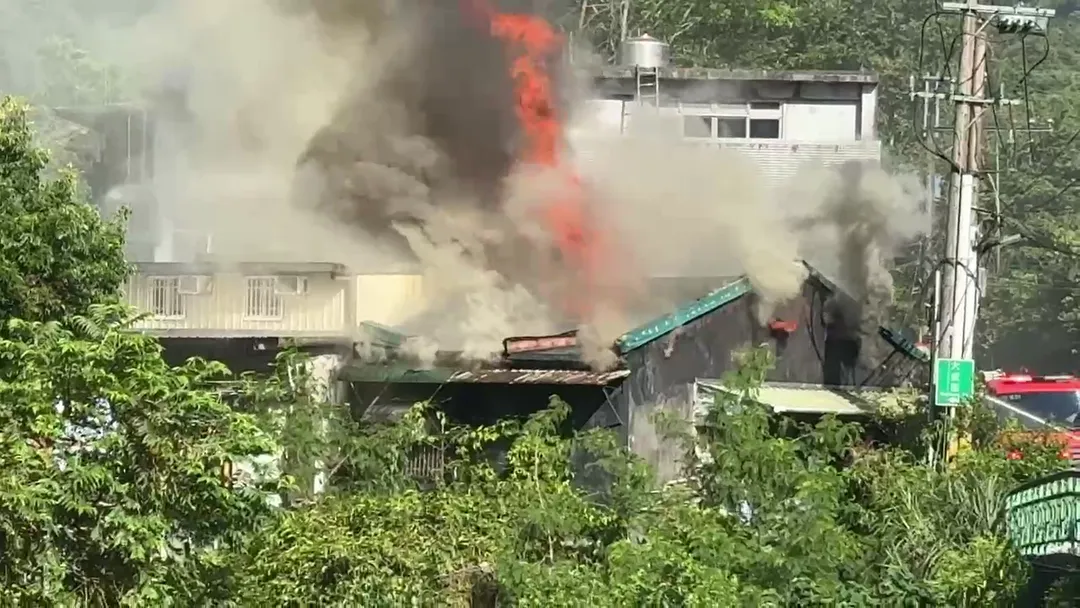 火勢一度延燒至隔壁雜貨店，店內老夫妻連忙攜帶家當驚險逃生。（圖／中天新聞）