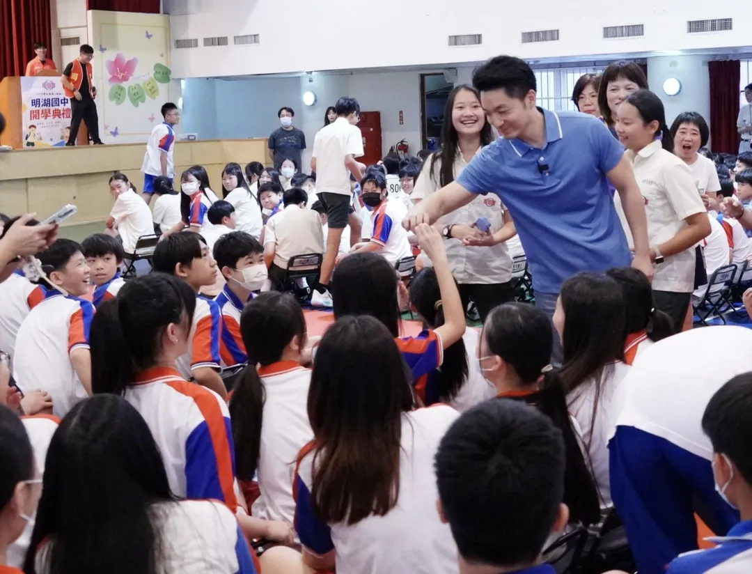 115學年度上學期開學日,蔣萬安宣布「鮮奶週報:生生喝鮮奶3.0」正式上路。(圖/台北市政府提供)