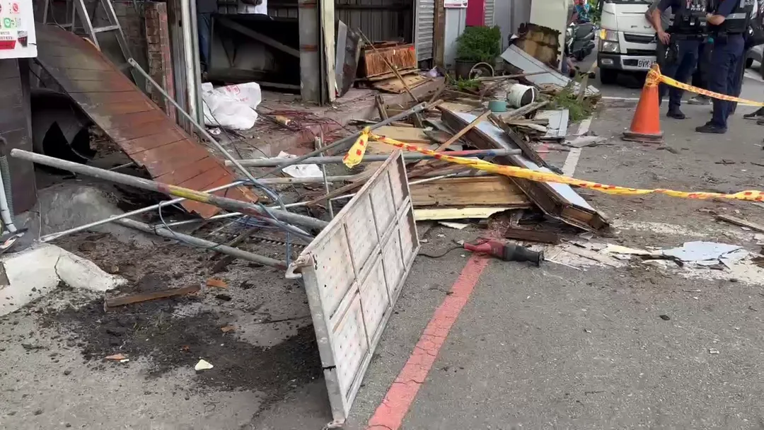 警消獲報趕抵檢傷並緊急送醫處置之事發現場。(圖/中天新聞)