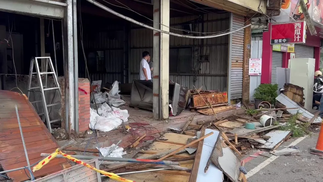 台中市北屯區松竹路與昌平路口烤鴨店拆招牌工安意外現場。(圖/中天新聞)
