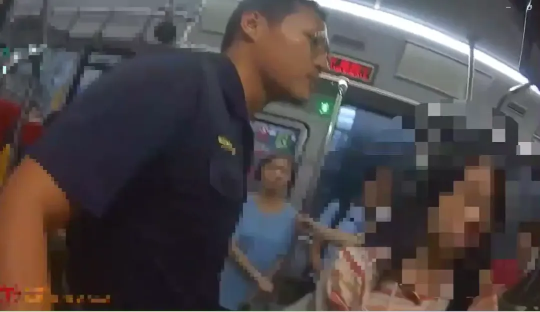 新北三重29日傍晚發生2名婦人在公車上打架的事件,乘客勸架拉不開2人只好報警處理。(圖/翻攝畫面)