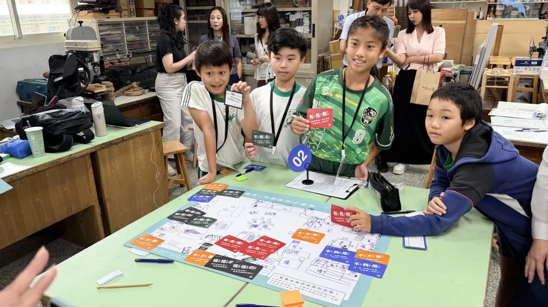 學生一起分組討論空間中的痛點以及可能的解決方式。(圖/新北市中和區復興國民小學提供)