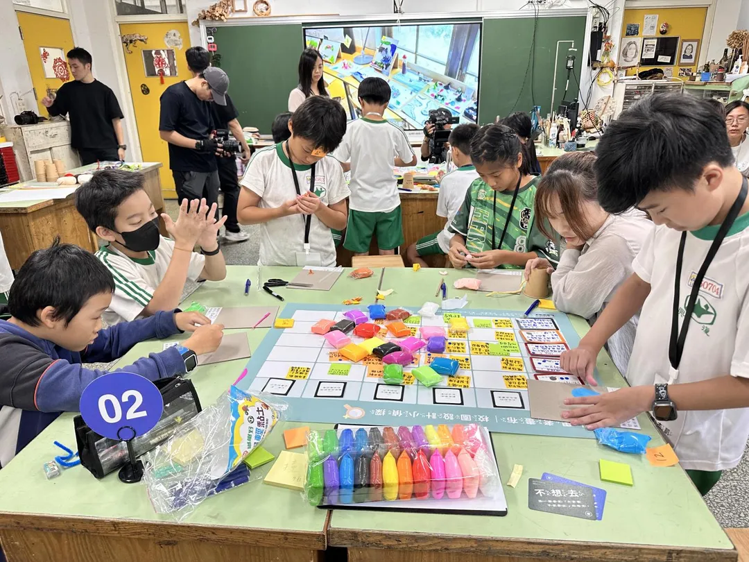 學生將討論後的共識開始製作空間模型。（圖／新北市中和區復興國民小學提供）