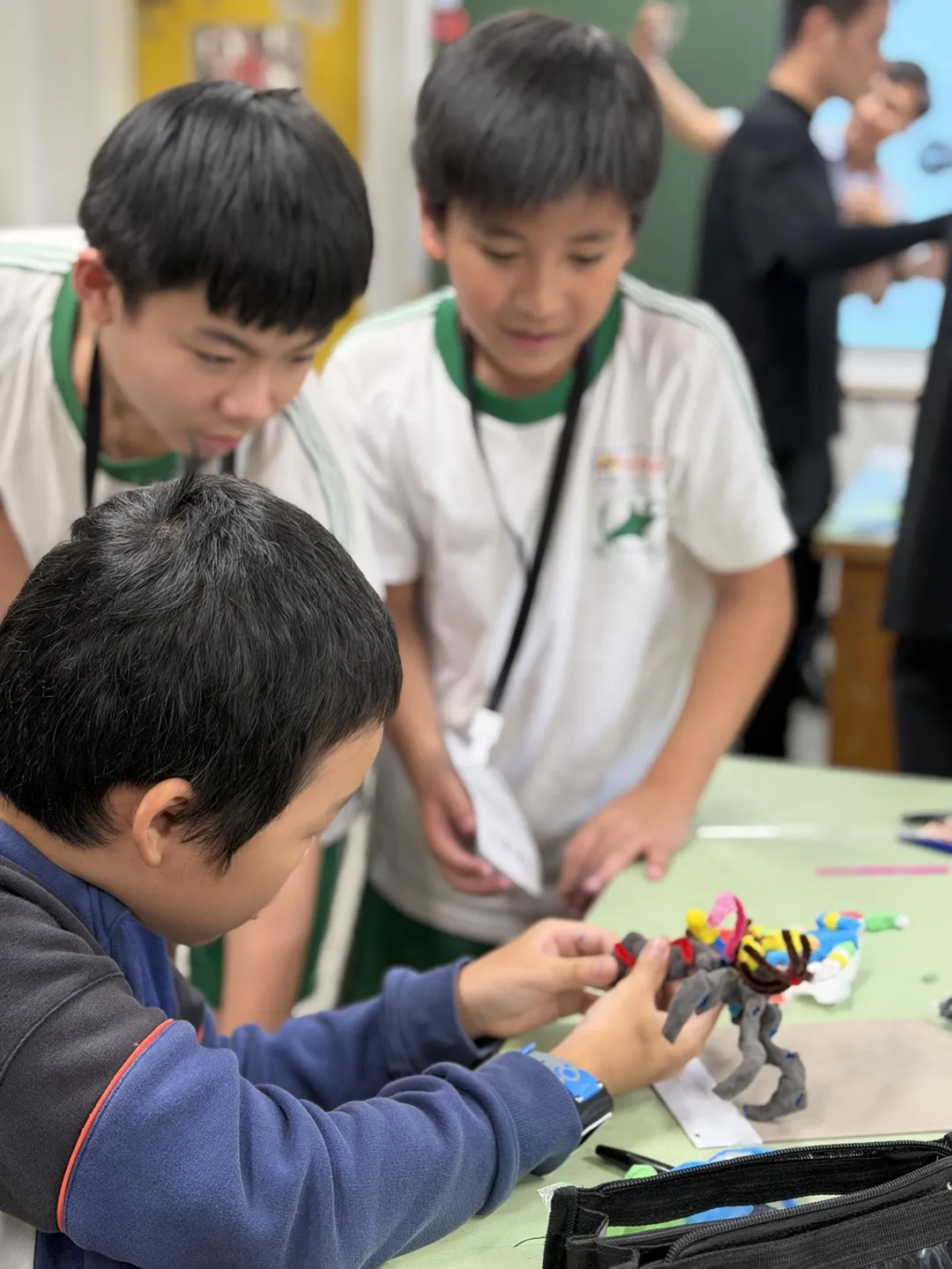 學生將製作設計的想法與夥伴討論並創作空間模型。（圖／新北市中和區復興國民小學提供）
