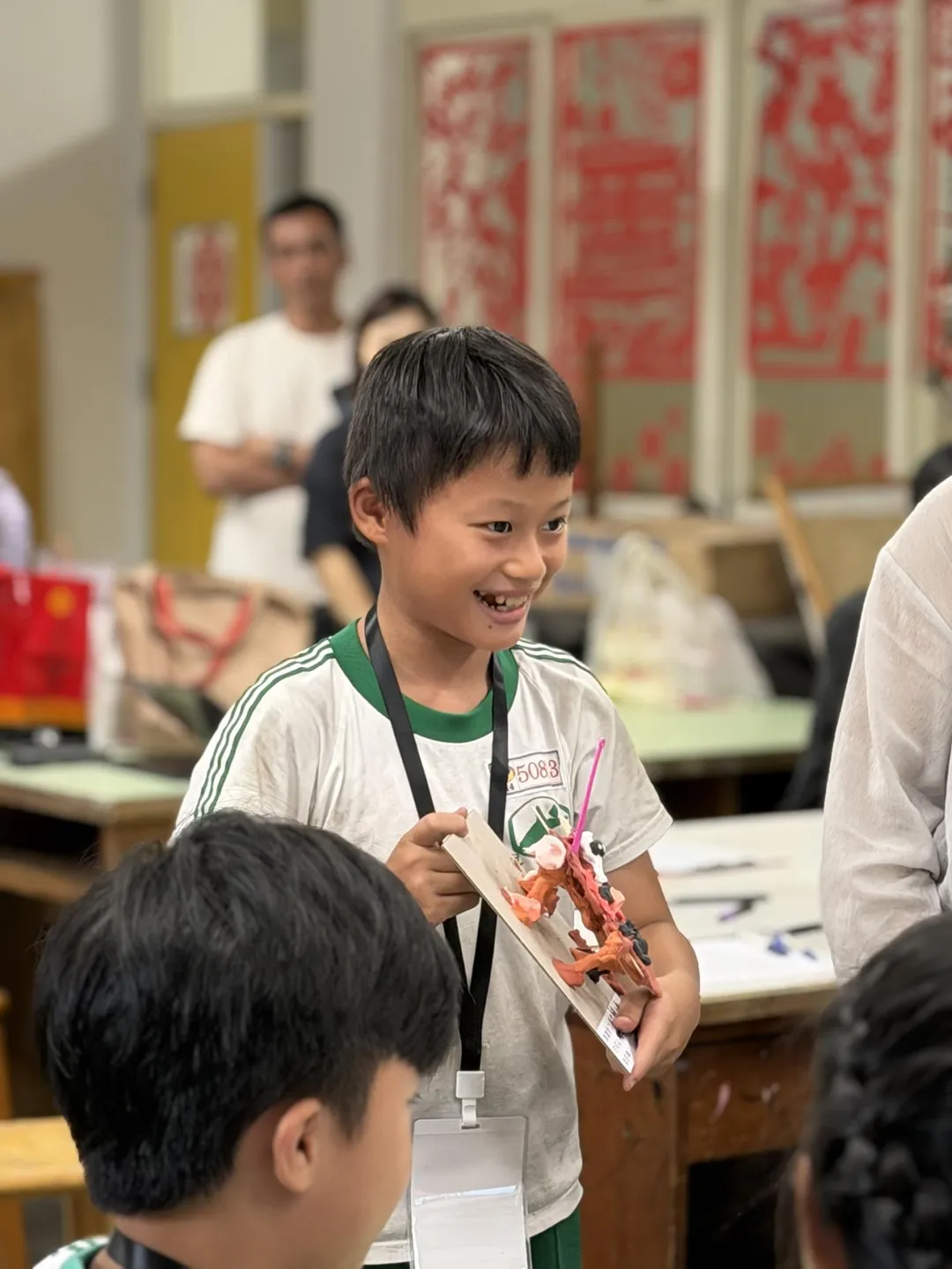 林品旭同學開心分享美勞教室改造模型。(圖/新北市中和區復興國民小學提供)