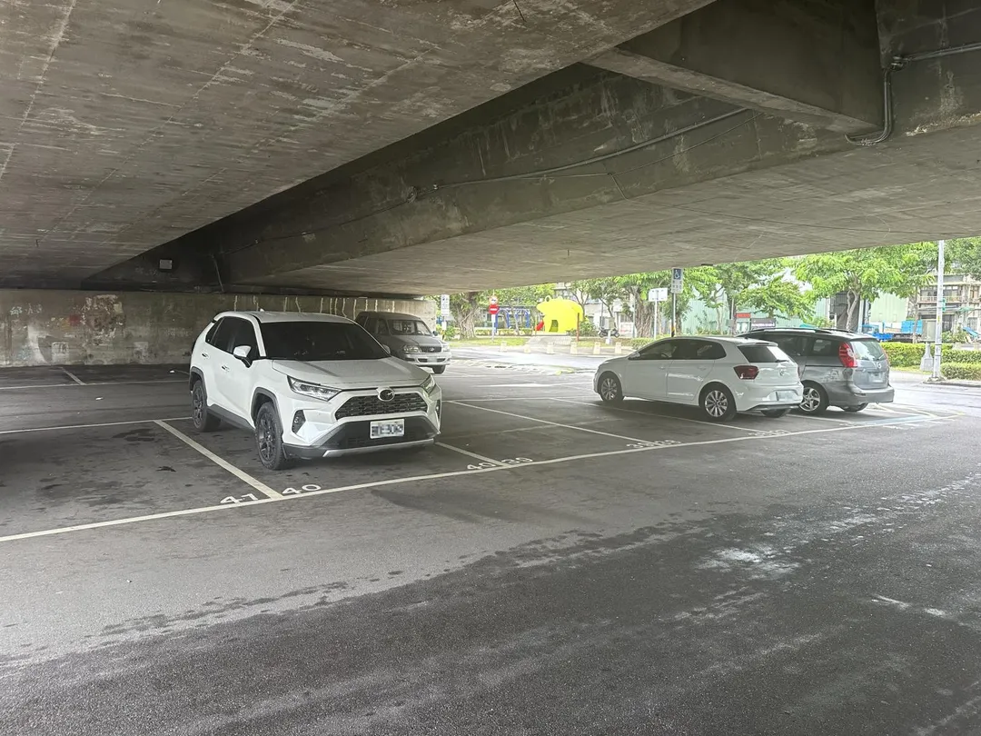 新北三重重新橋下平面停車場經過系統活化，9月1日起提供小型車與機車停車服務。（圖／新北市交通局提供）