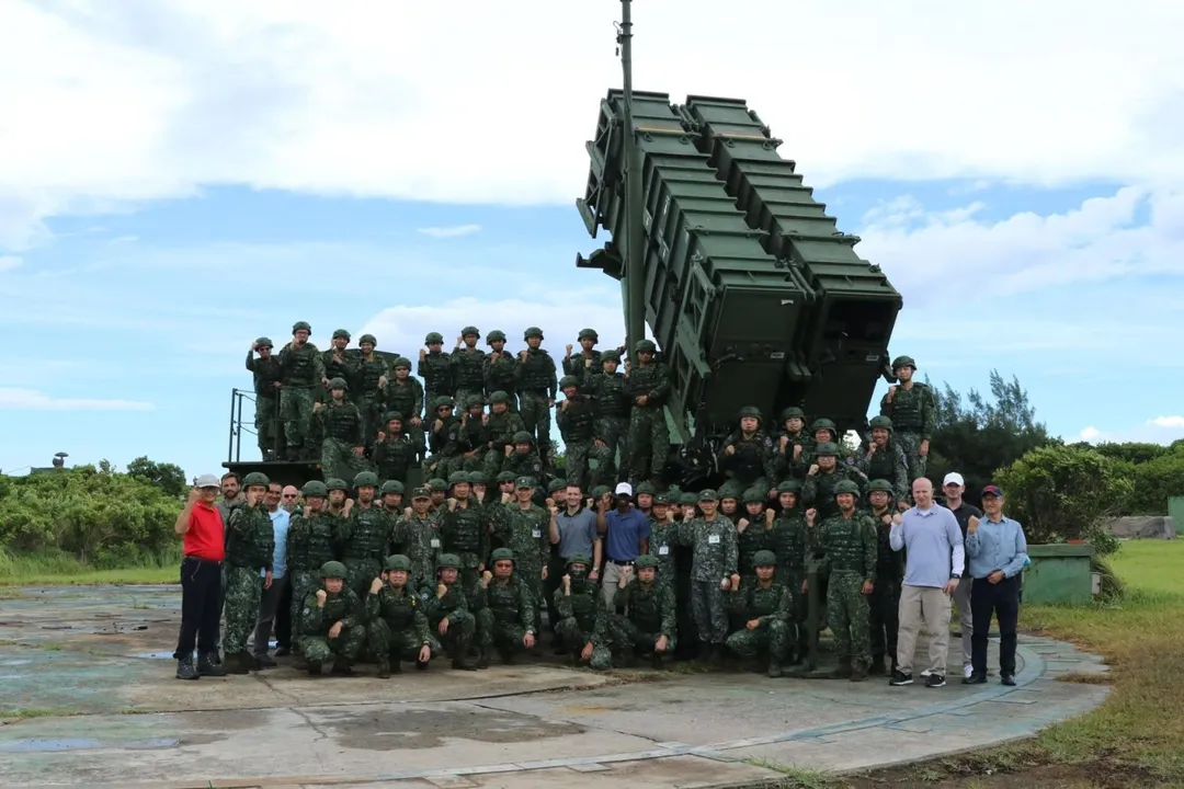 2020年「漢光36號」演習期間，美國在台協會人員參與空軍愛國者PAC-2+飛彈實彈射擊，注意4聯裝發射架的右上方彈箱已空。(圖/截自AIT臉書)