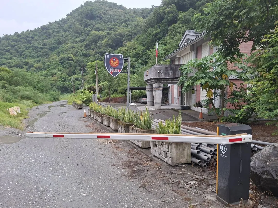 花蓮縣1名58歲廖姓男子14日無照酒駕,擅闖卓溪鄉清水檢查哨並撞斷柵欄,還擦撞警車狂逃26公里。(圖/警方提供)
