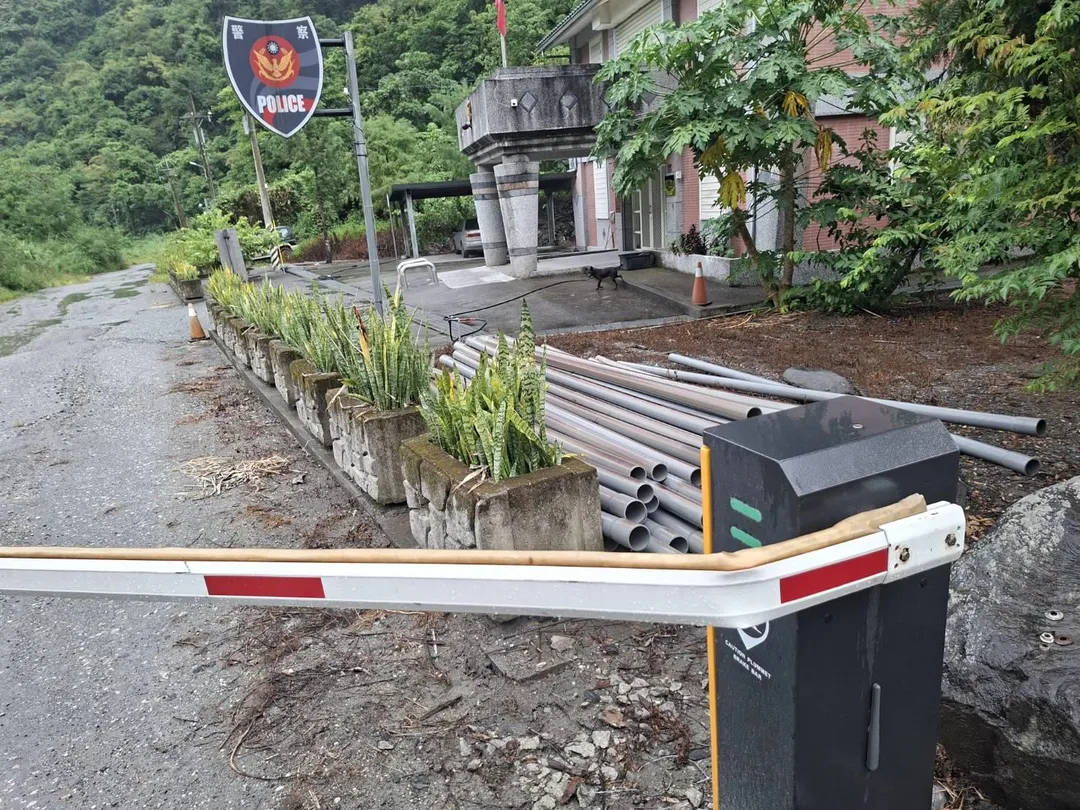 廖男沿原路下山,面對已關閉的管制柵欄不僅沒有停車受檢,反而直接開車衝撞,導致整支欄杆被撞斷,隨後加速逃逸。(圖/警方提供)