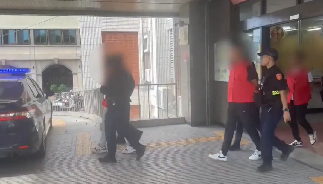 員警經調閱店內監視器，經比對確定徐嫌等4人犯行明確，當場將4人以現行犯逮捕。全案經警詢後，依妨害秩序罪及傷害罪，移送台灣花蓮地方檢察署偵辦。（圖／警方提供）