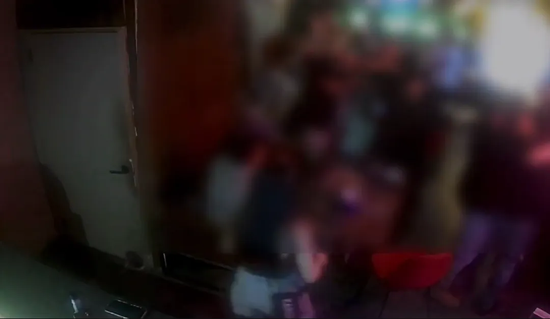 花蓮市三民街酒吧昨（30）日上午6時許發生肢體衝突，25歲蕭男因拒絕讓酒促小姐移桌，遭26歲徐男等4人圍毆致右眼重傷。（圖／警方提供）