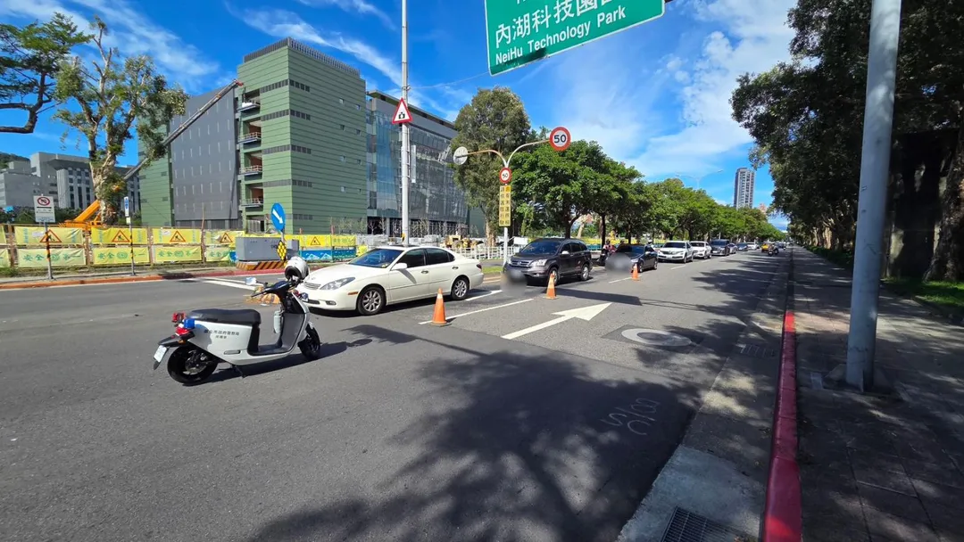 台北中山區今天發生路樹傾倒影響車輛通行事件，警方獲報立即派員到場處理，幸無人傷。（圖／翻攝畫面）