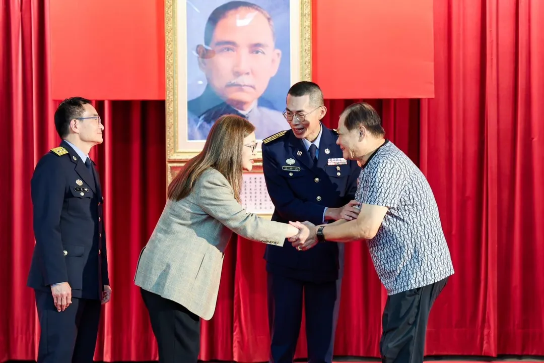 管主委向陞任人員眷屬表達感謝之意。(圖/海巡提供)