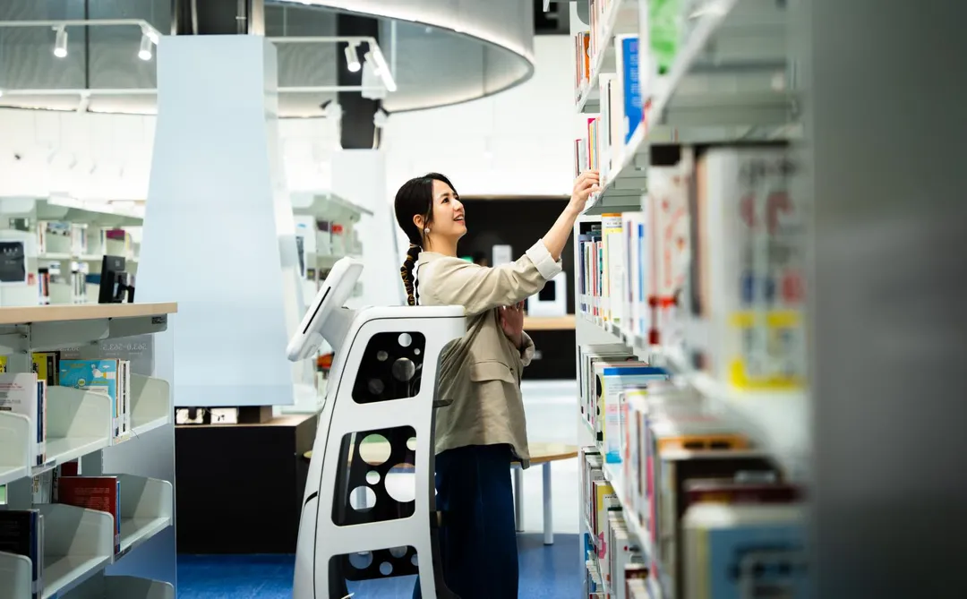 桃園市立圖書館青埔智慧科技分館以科技為城市建構更便捷的生活。（圖／桃園市政府提供）