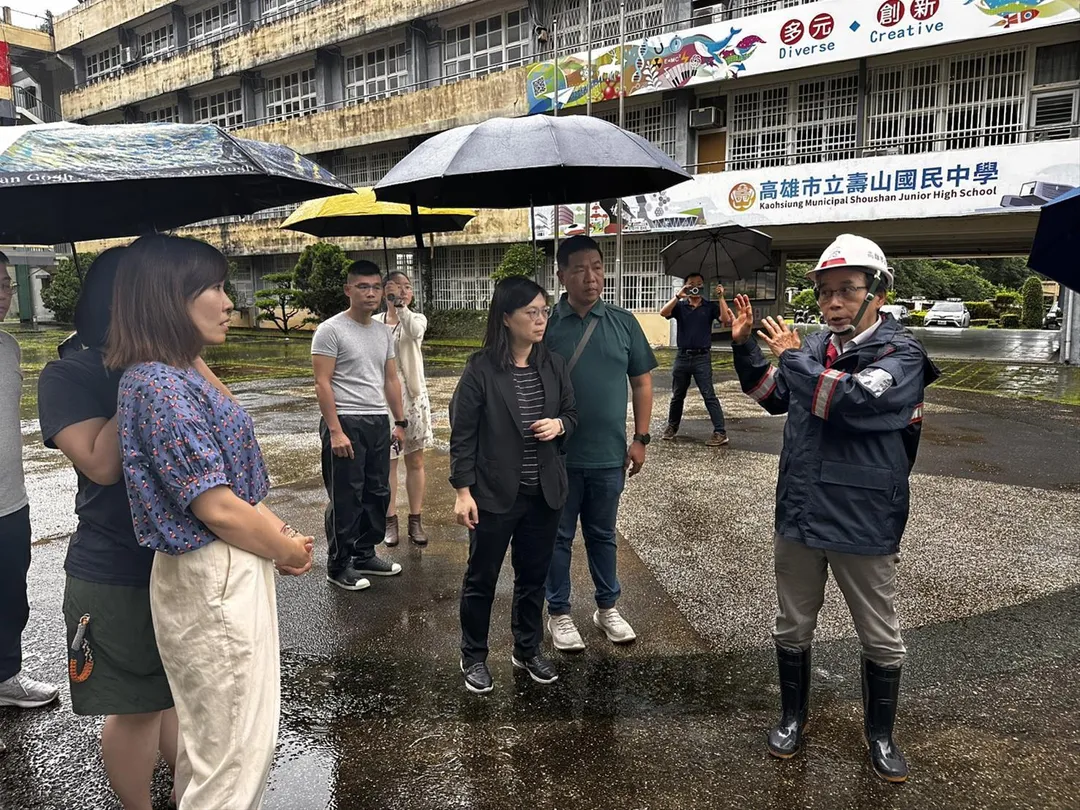 高雄市副市長林欽榮則指出，已請專業技師針對可能滑動範圍、鄰近建築物及擋土設施持續監測，儘速釐清邊坡滑動範圍與成因，並通盤檢討校區排水系統及邊坡擋土設施。（圖／高雄市工務局提供）