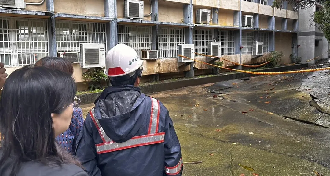 高雄市政府教育局與高雄市政府工務局於8月31日邀集社團法人土木技師公會、高雄市建築師公會、高雄市結構工程工業技師公會及中華民國大地工程技師公會前往現場勘查。（圖／高雄市工務局提供）