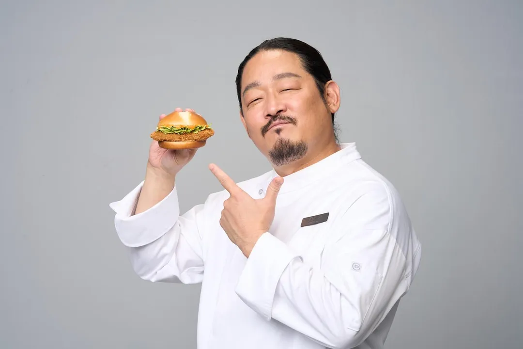 台灣麥當勞自 9 月 2 日起推出全新「勁脆鷄腿堡」系列,特別邀請星級主廚金度潤擔任產品代言人。(圖/麥當勞提供)