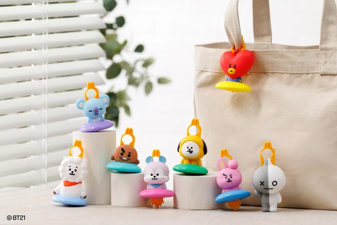 麥當勞也自 9 月 2 日起至 9 月 22 日推出「BT21 公仔」夢幻聯名,八款人氣 IP 化身太空領航員,兼具實用掛勾與紓壓陀螺雙重功能,套餐加價 49 元即可獲得。(圖/麥當勞提供)