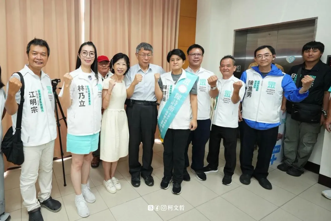 民眾黨創黨主席柯文哲31日偕同妻子陳佩琪現身台南，率領黨內提名的市議員與里長參選人辦理登記。（圖／翻攝柯文哲臉書）