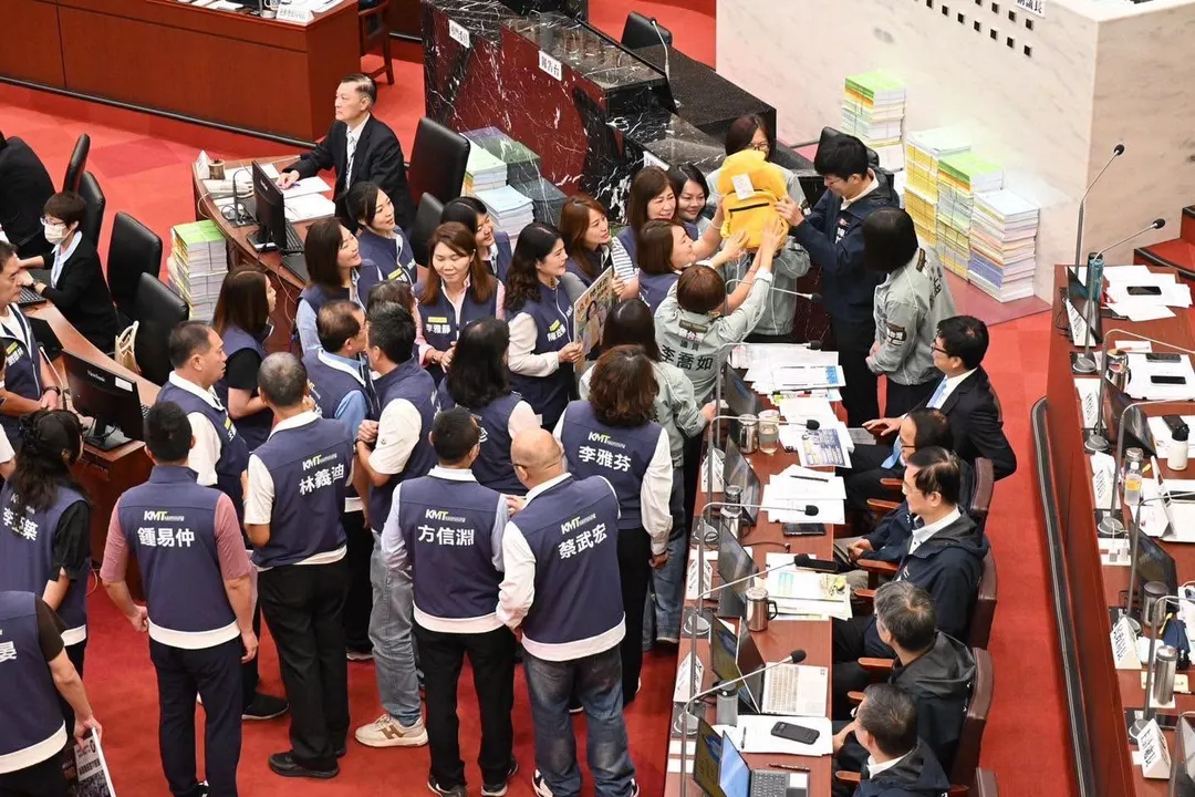 高雄市議會國民黨團送上柯志恩所提供的背包給陳其邁。(圖/翻攝柯志恩臉書)。(圖/翻攝柯志恩臉書)