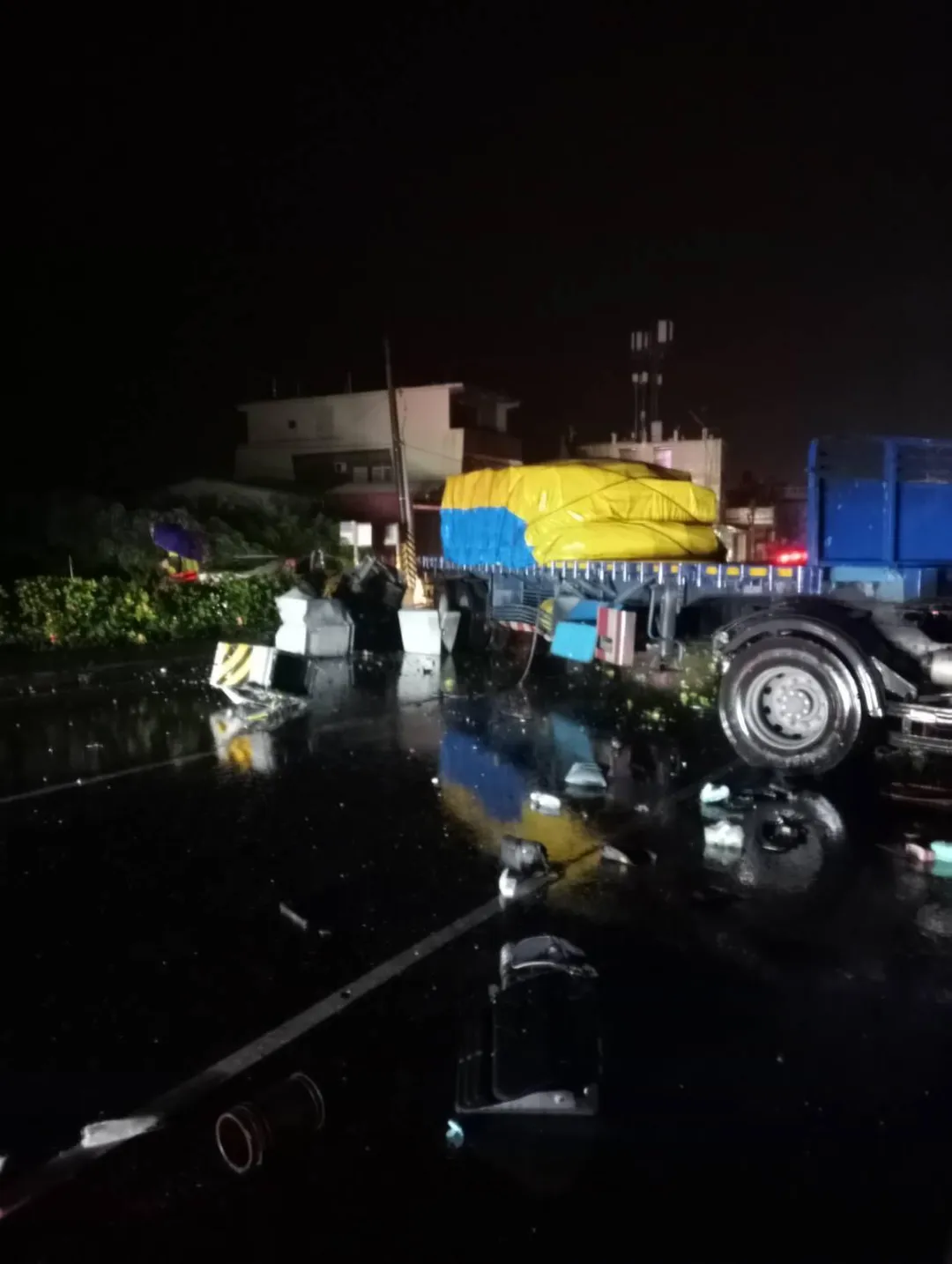 枋山嘉和路段拖板車自撞分隔島，女乘客昏迷送醫、變電箱受損致停電。（圖／加祿村村長郭昌達 提供，下同）