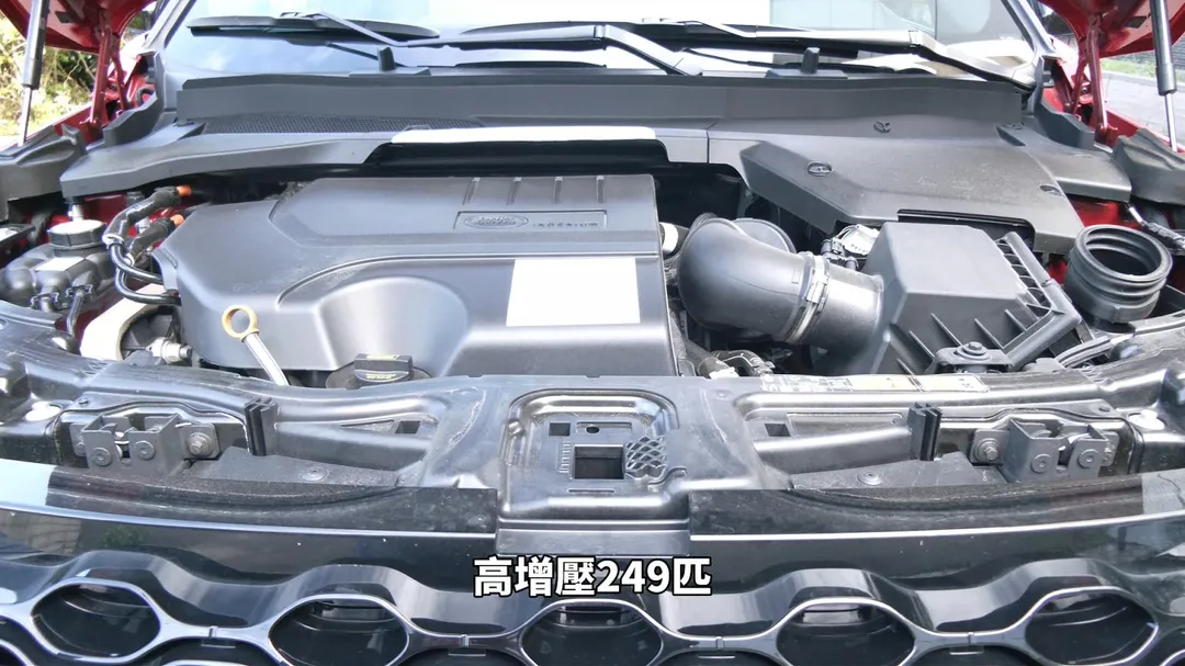 Discovery Sport Landmark Edition搭載2.0L渦輪增壓引擎，擁有249匹馬力（圖／中天車享家朱朱哥來聊車）