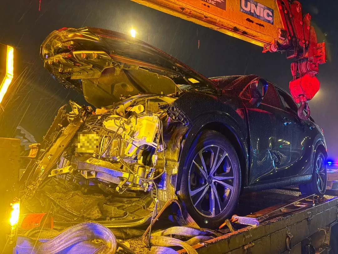 現場另發現一輛車車頭嚴重毀損,不過車門全數上鎖,車窗也沒有破裂。(圖/中天新聞)