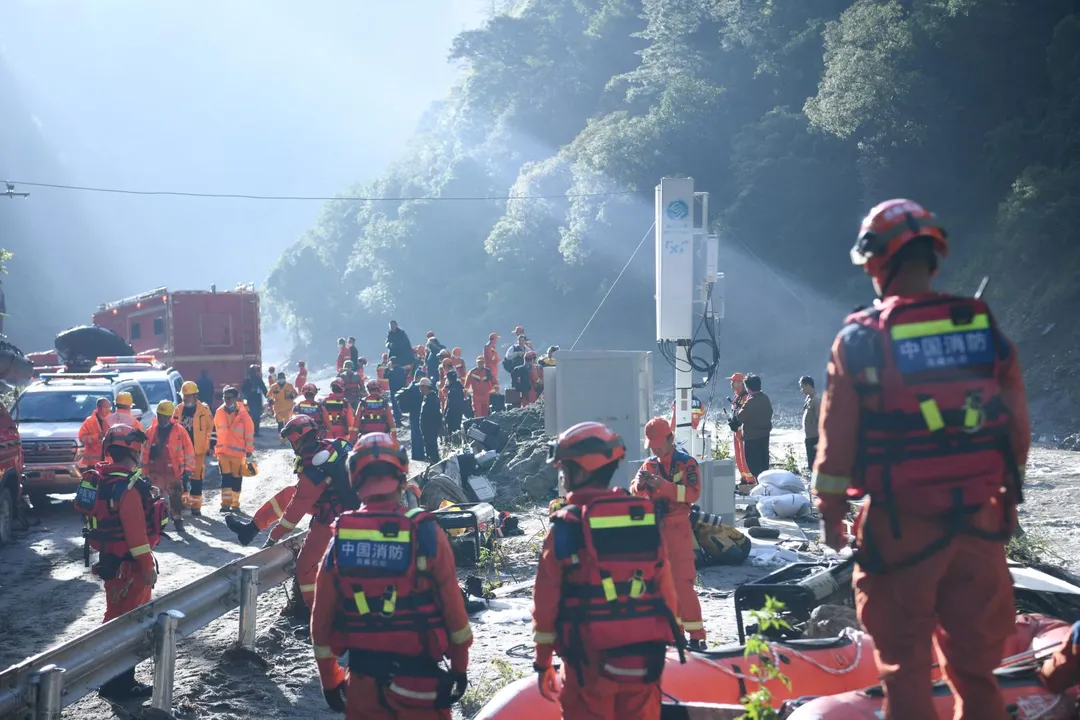 尼泊爾土石流重創當地，大陸派遣搜救隊協助救援。（圖／路透）
