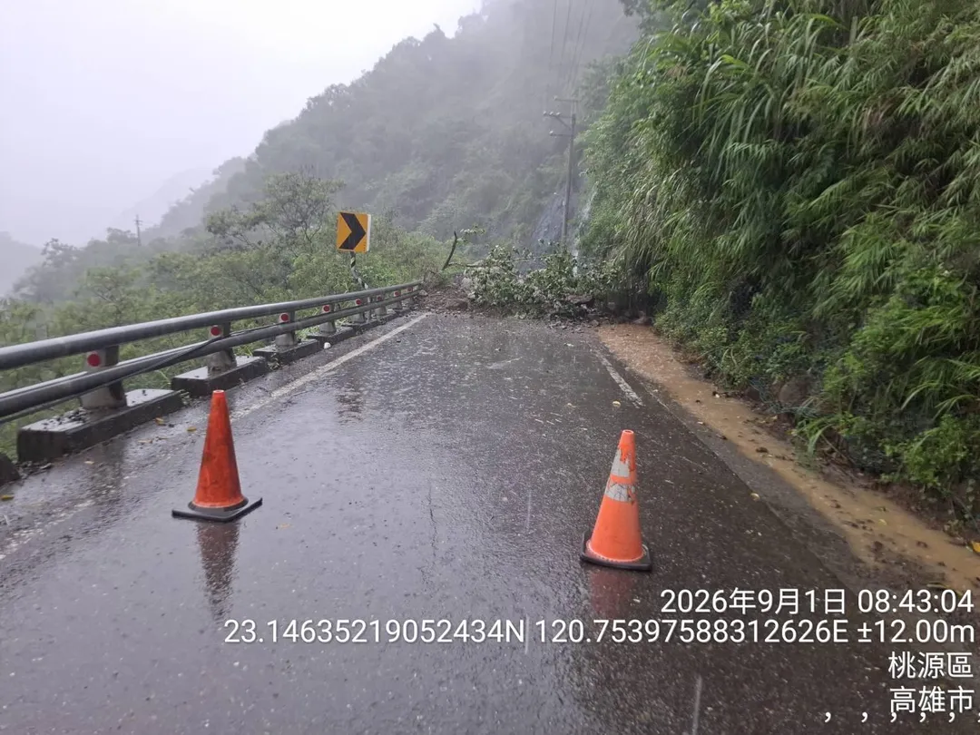 公路局提醒,山區邊坡土石含水量高且仍有間歇雨勢,極易發生落石風險。(圖/公路局南區養護工程分局提供)
