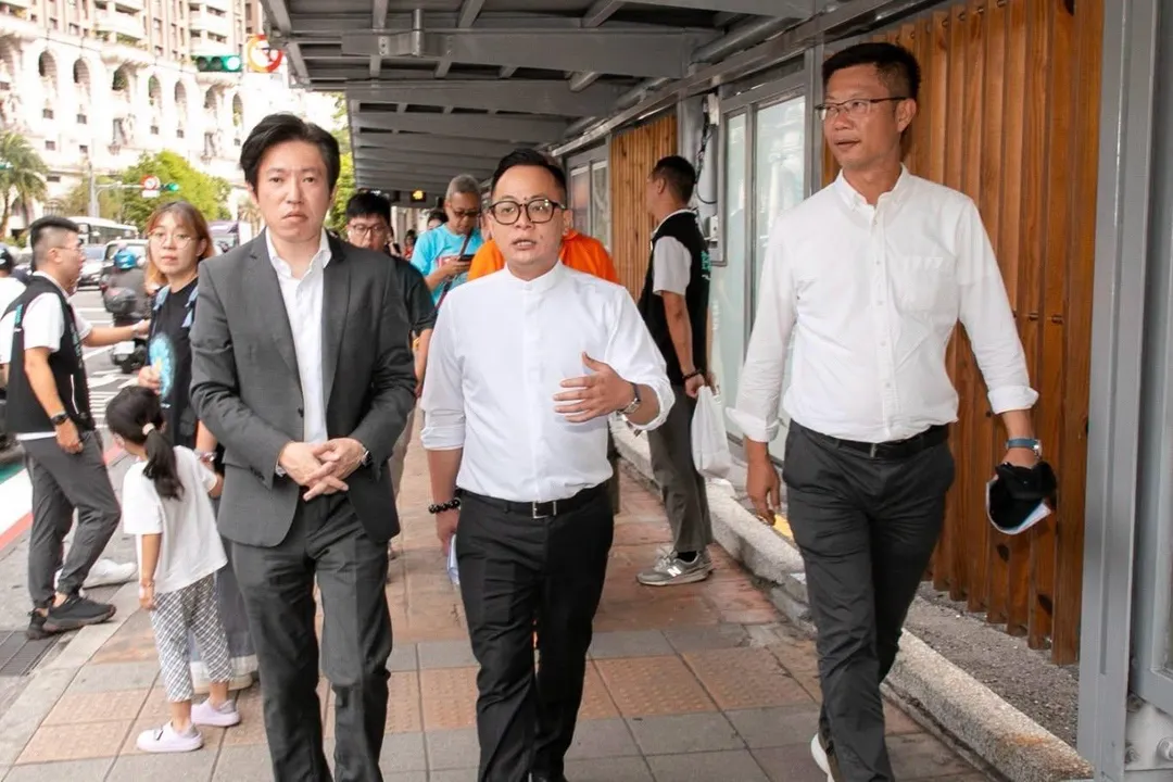 基隆市議長童子瑋邀請行政院秘書長張惇涵視察基隆交通狀況。（圖／童子瑋臉書）