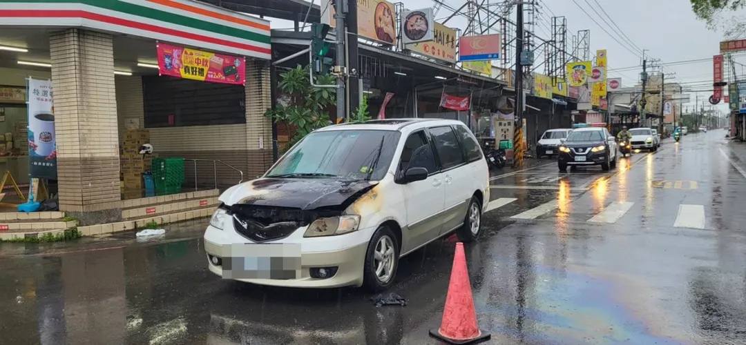 23歲鄭男駕駛休旅車行經屏東科技大學前，引擎突發自燃起火，幸無人員傷亡。（圖／警方提供）