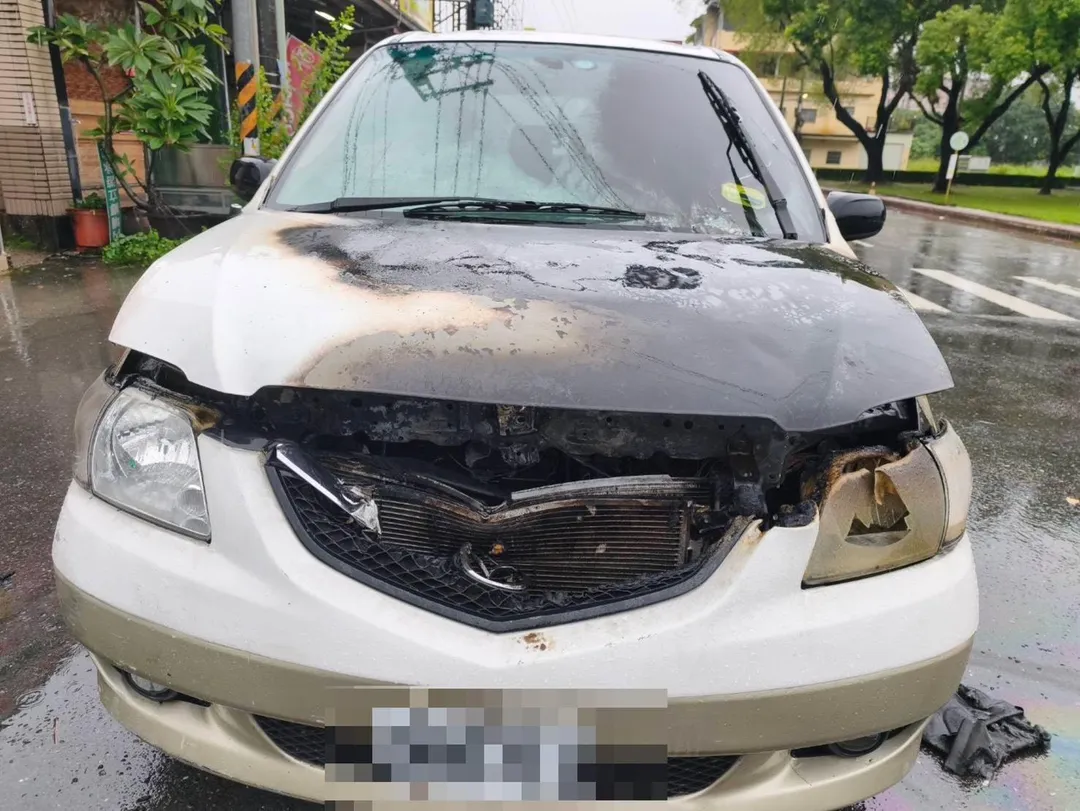 屏科大校門口今上午發生火燒車事故，23歲鄭姓男子及時逃離，幸無人傷亡。（圖／警方提供）