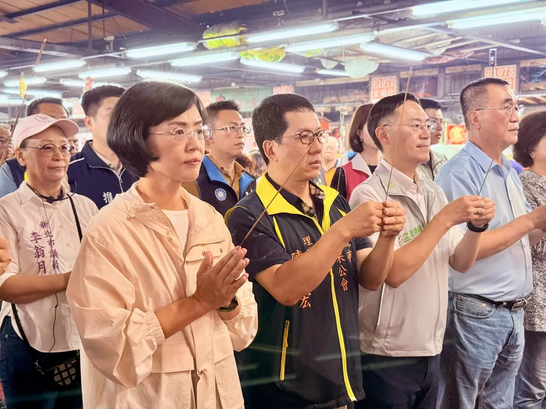 民進黨新北市長參選人蘇巧慧(前排左一)與國民黨對手李四川(右一)分站兩邊,綠委李坤城跟新北果菜公會理事長陳建宏意外站到C位。(圖/蘇巧慧競辦提供)