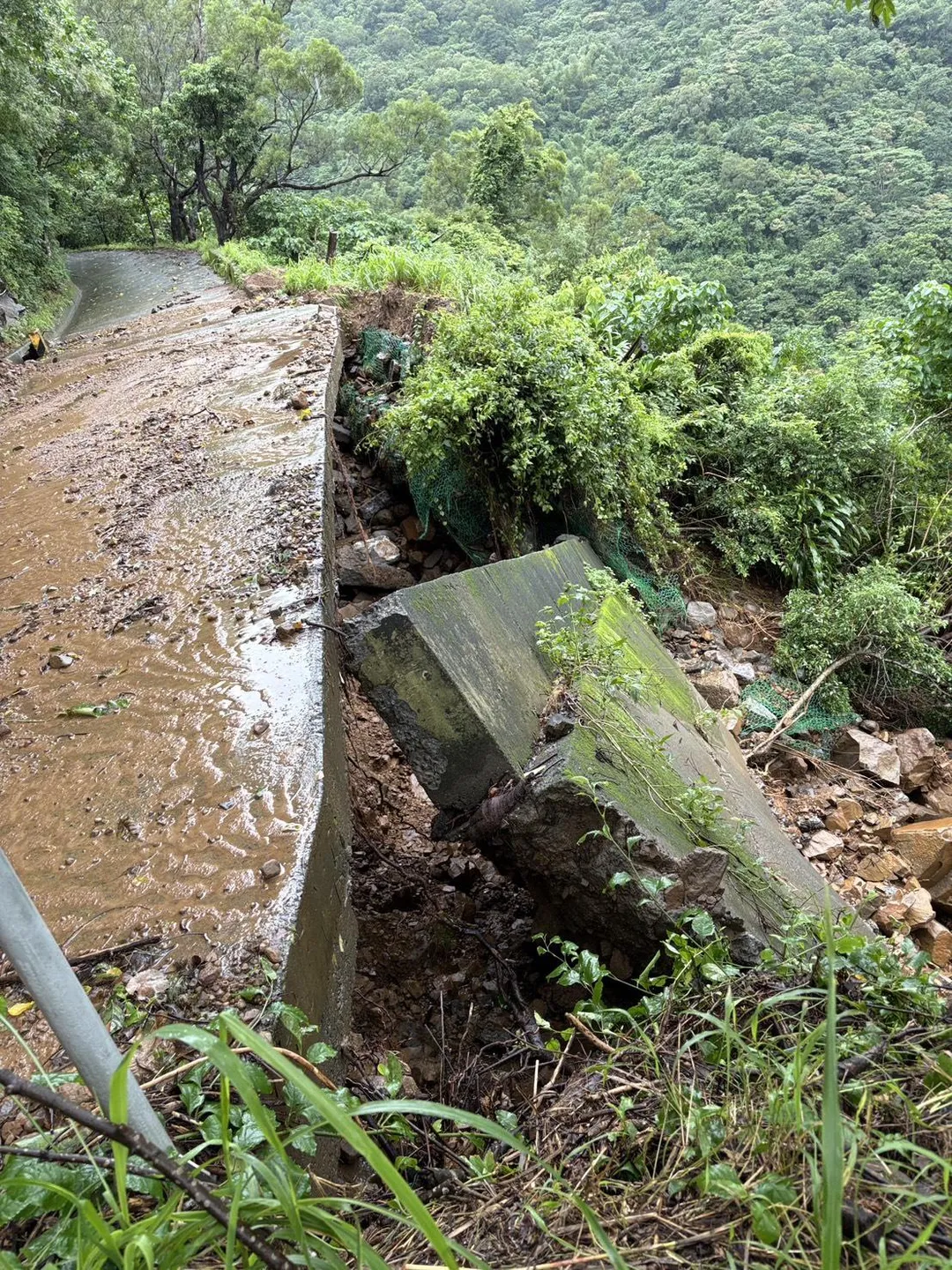 通往士文部落後山連絡道路嚴重掏空，目前道路已經封閉。（圖／翻攝畫面）