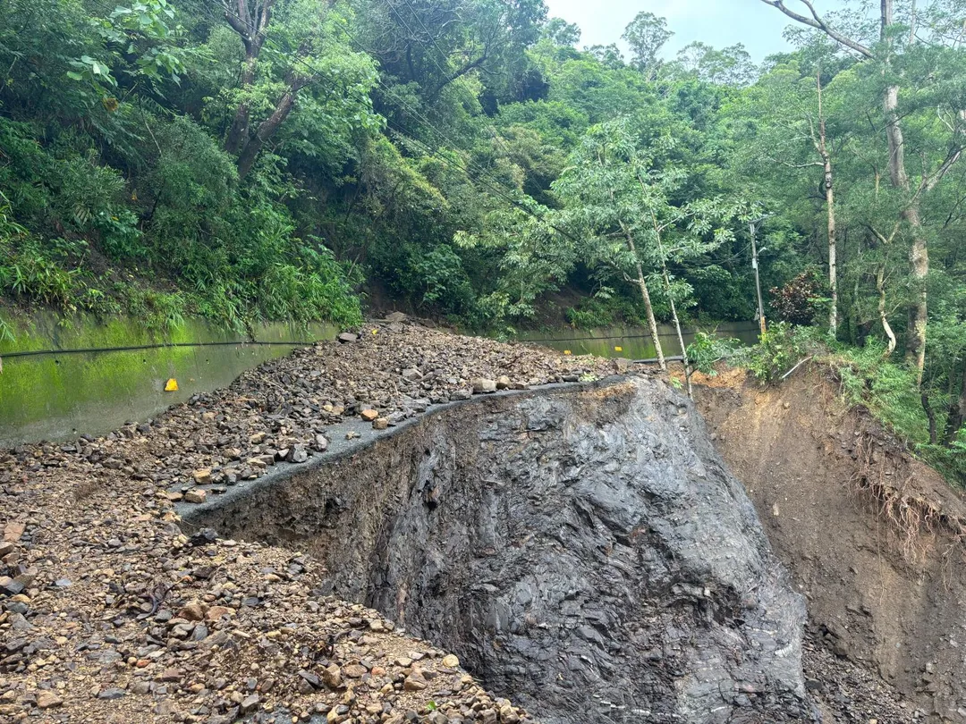 通往春日鄉士文部落屏146縣道路基掏空。（圖／翻攝畫面）